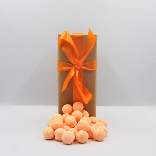 Mexican Orange Chill Pills are the perfect small but mighty mood boosters after a long hard day, these small bursts of colour help create a fantastic bath time. These Chill Pills create a gorgeous bright orange colour and aromatic orange scent to fill your bathroom & create an uplifting bath time after a long hard week.